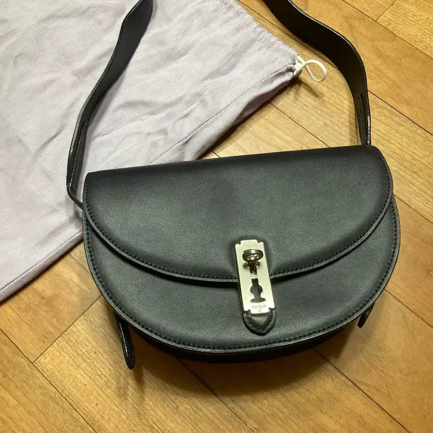 [BUNJANG] Vunque Black Flap Bag / vunque 분크 블랙 플랩백 + 더스트백 택포8만원