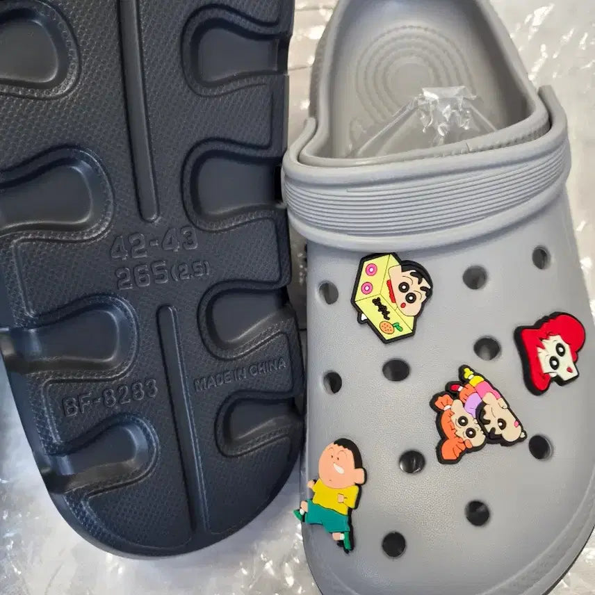 [BUNJANG] Crayon Shin-chan Sandals with Jibbitz (Gray) / 짱구 슬리퍼 짱구 샌들 짱구 지비츠 새상품(265~270)
