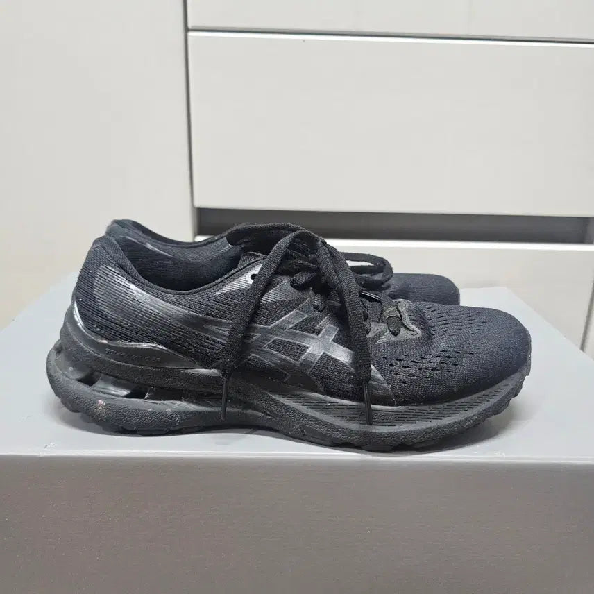 [BUNJANG] Asics Gel-Kayano 28 Black Sneakers / :235아식스 젤카야노 28 블랙 운동화    -850