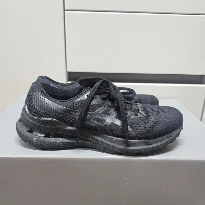 [BUNJANG] Asics Gel-Kayano 28 Black Sneakers / :235아식스 젤카야노 28 블랙 운동화    -850