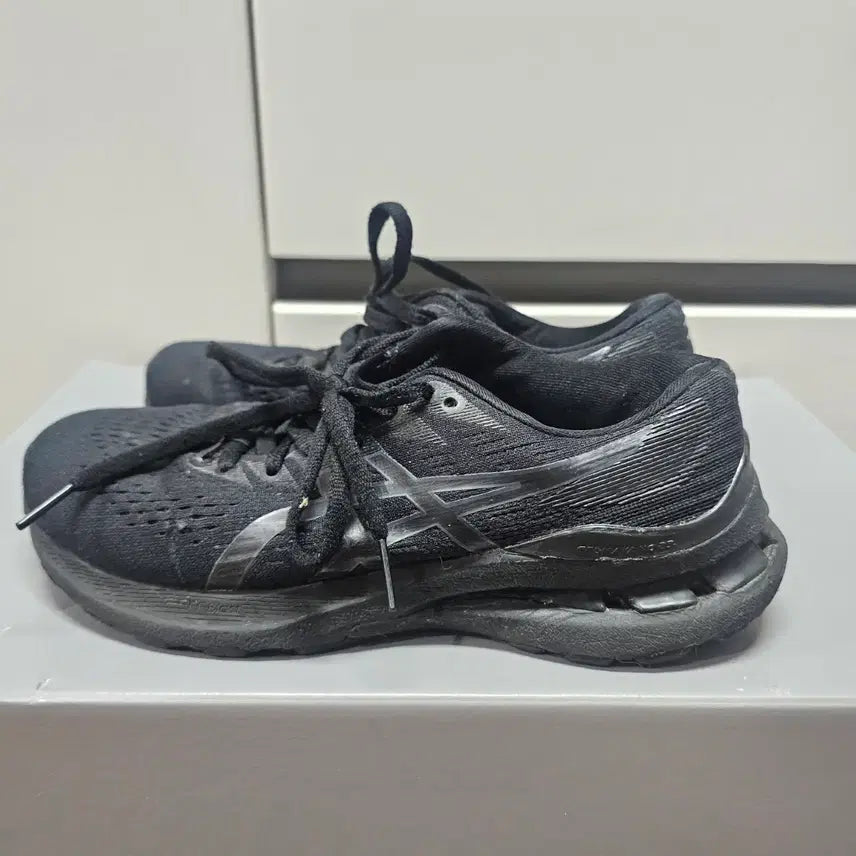 [BUNJANG] Asics Gel-Kayano 28 Black Sneakers / :235아식스 젤카야노 28 블랙 운동화    -850