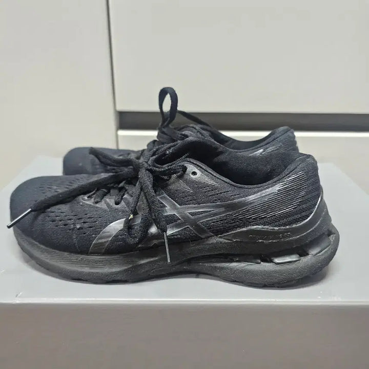 [BUNJANG] Asics Gel-Kayano 28 Black Sneakers / :235아식스 젤카야노 28 블랙 운동화    -850