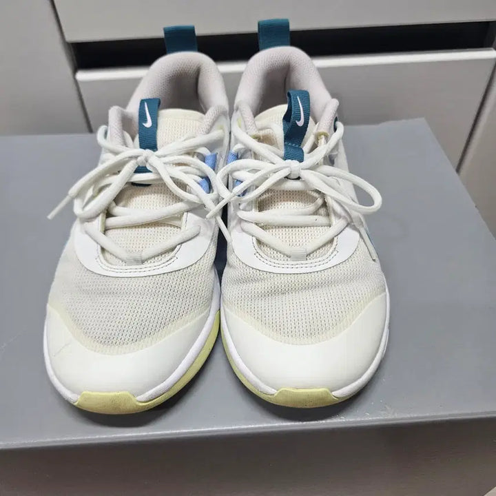 [BUNJANG] Nike Omni Multi-Court White Sneakers / 235나이키  옴니멀티코트 화이트  -852