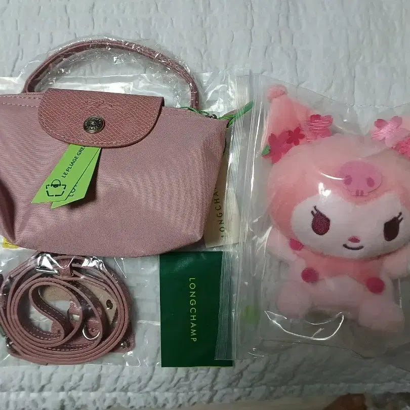 [BUNJANG] Longchamp Le Pliage Pink Clutch Set with Strap, Sanrio Keyring, and Inner Bag / 새상품 롱샴 르플리아쥬 핑크 + 스트랩 + 산리오키링 +이너백 풀세트