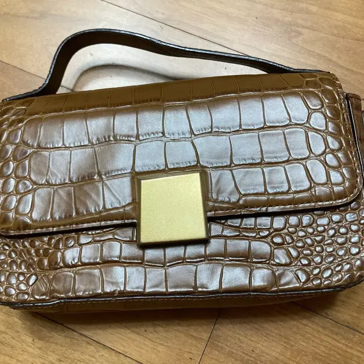 [BUNJANG] Loose &amp; Lounge Brown Crocodile Leather Mini Bag / 브라운 크로커 가죽 루즈앤라운지 택포3만원