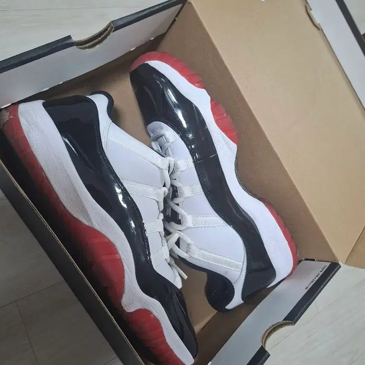 [BUNJANG] Nike Air Jordan 11 Low Concord Bred (290) / 나이키 에어 조던 11 로우 콩코드 브레드 (290)
