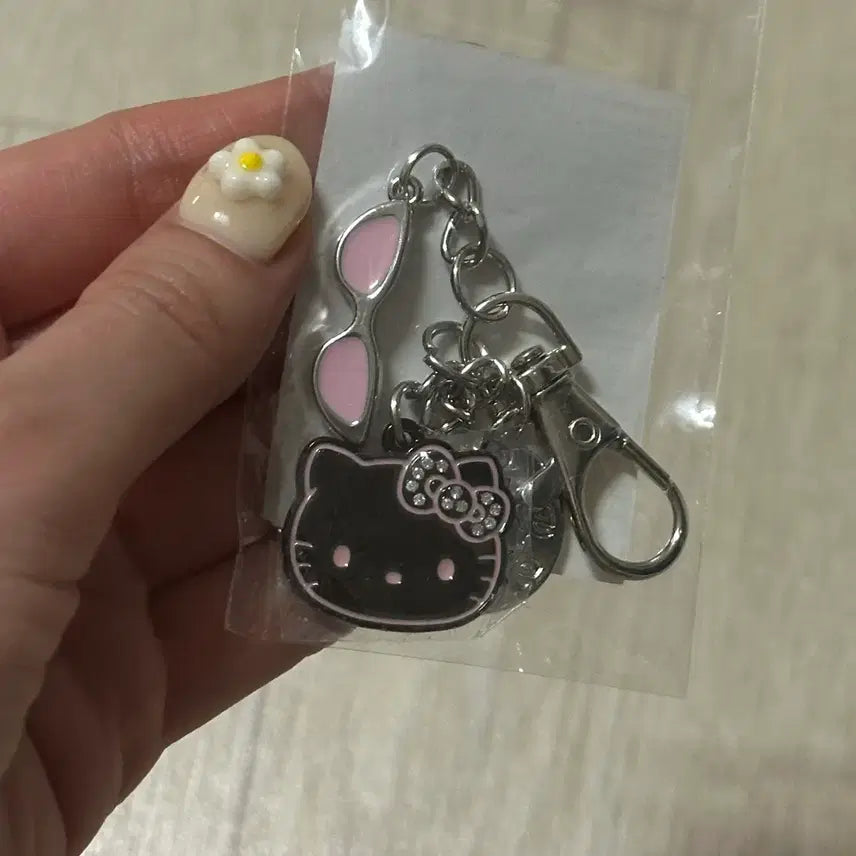 [BUNJANG] WAKEMAKE Hello Kitty Charm Keychain / 새상품) 웨이크메이크 헬로키티 참키링