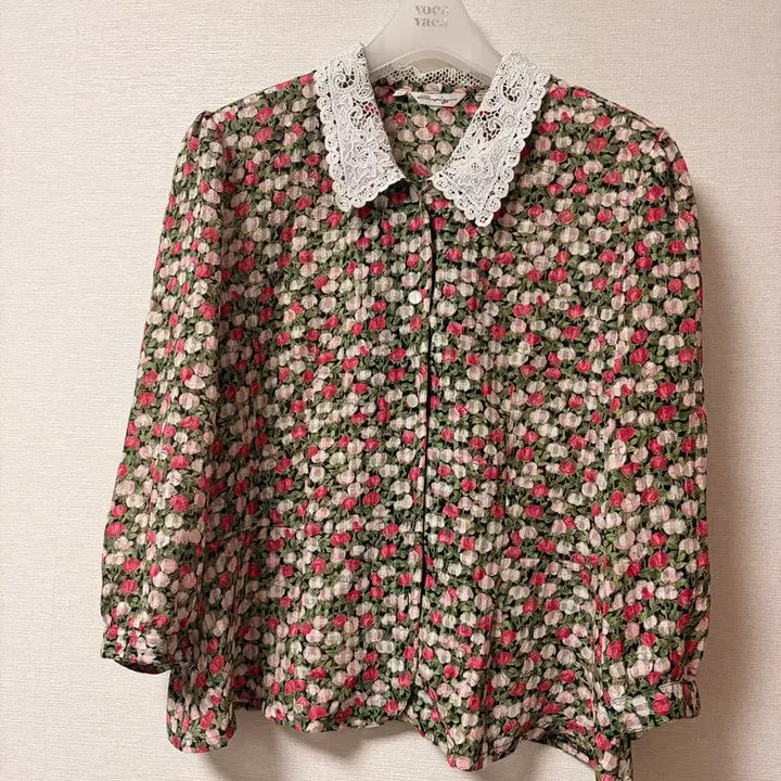 [BUNJANG] Tulip Pattern Lace Detail Blouse / 튤립블라우스