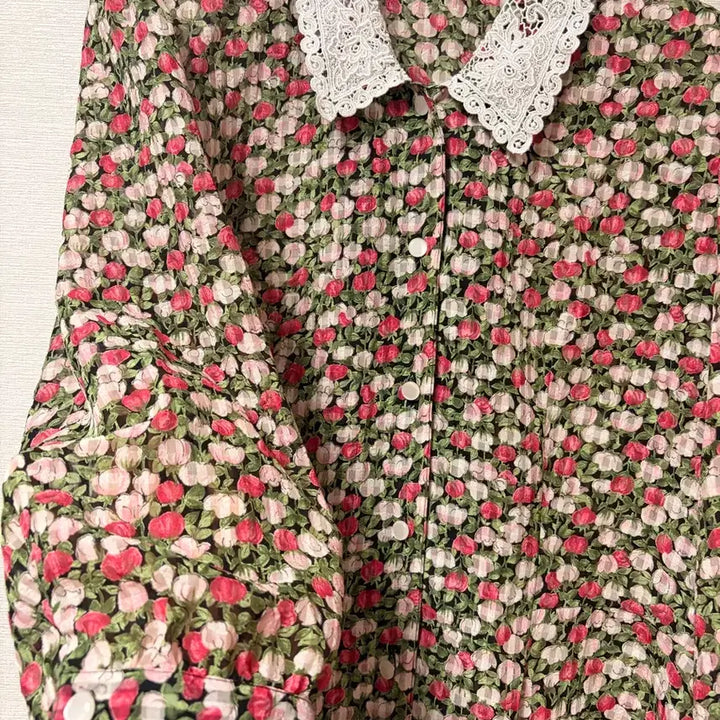 [BUNJANG] Tulip Pattern Lace Detail Blouse / 튤립블라우스