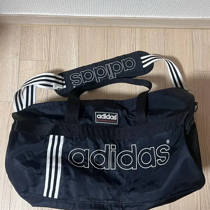 [BUNJANG] Adidas 90s Old School Spellout Crossbody Bag / 90s 아디다스 올드스쿨 스펠아웃 크로스백 스포츠백