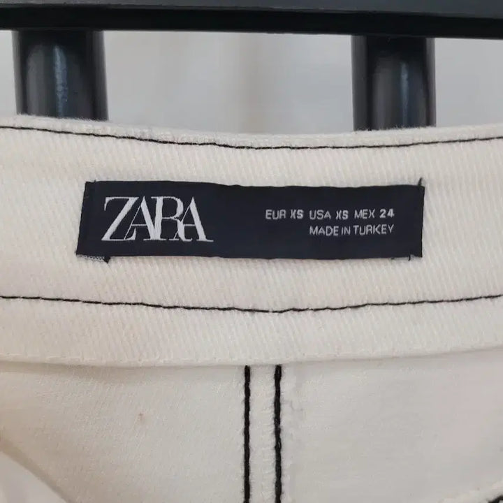 [SOLD OUT] 자라 ZARA 스티치 슬릿 화이트 데님 미디스커트 XS사이즈 44~55