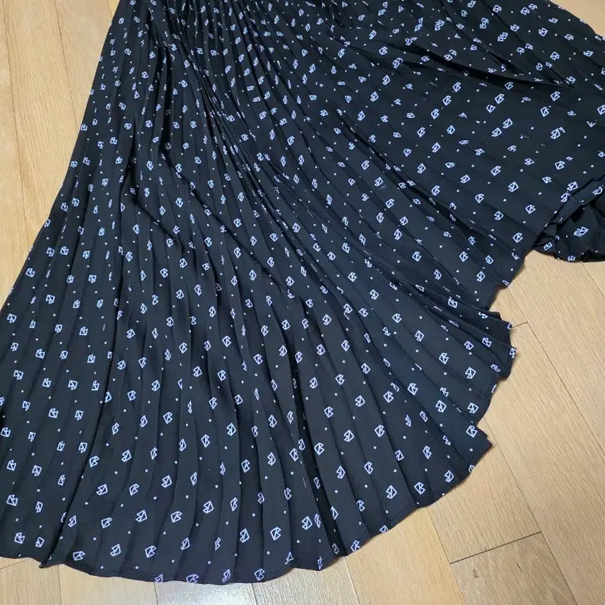 [BUNJANG] Marcus Lupher Black Pleated Long Skirt / 마커스루퍼 블랙 플리츠 롱스커트 언발 스커트 55