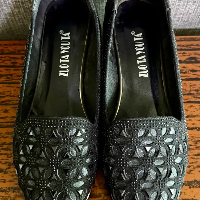 [BUNJANG] Black Crystal Floral Cut-out Pointed Pumps / 블랙 큐빅 장식 꽃무늬 포인티드 펌프스 구두 230 굽높이 4.5cm