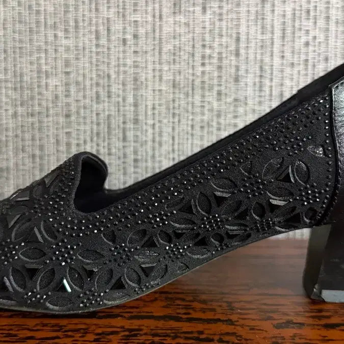 [BUNJANG] Black Crystal Floral Cut-out Pointed Pumps / 블랙 큐빅 장식 꽃무늬 포인티드 펌프스 구두 230 굽높이 4.5cm