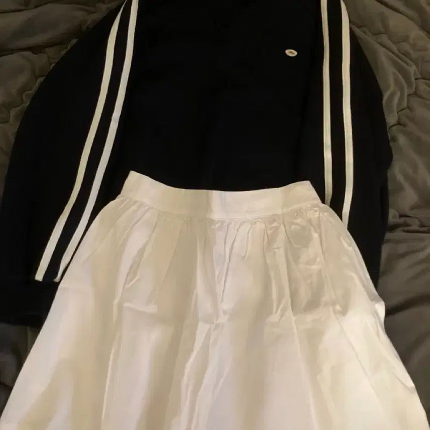 [BUNJANG] Cream Cheese Market Sweatshirt + Skirt Set / 크림치즈마켓) 맨투맨+스커트 새상품 set