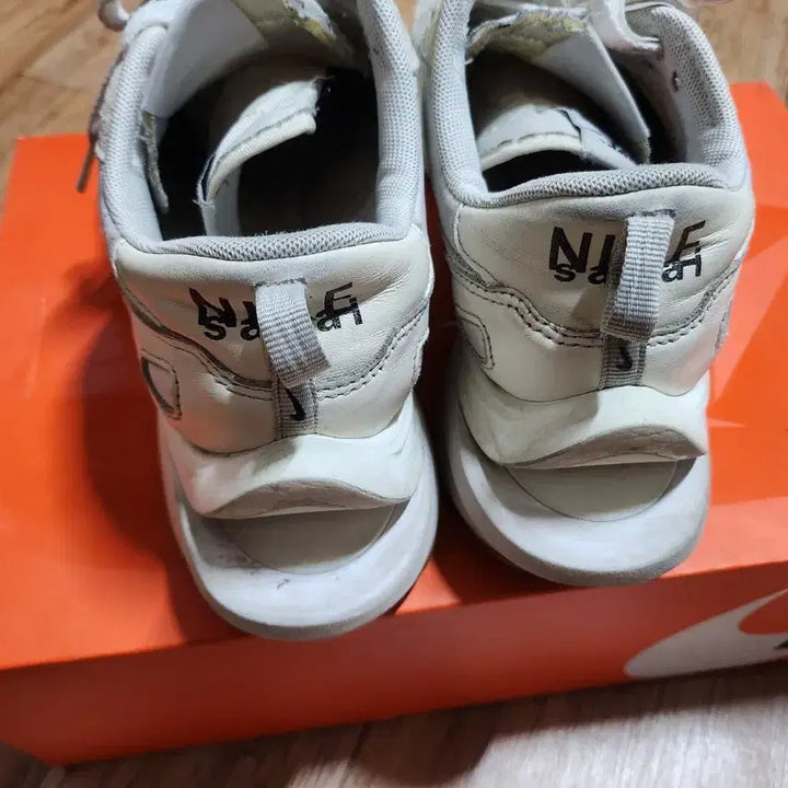 [BUNJANG] Nike x Sacai Vaporwaffle White Sneakers / 나이키 x 사카이 베이퍼와플 화이트 265mm