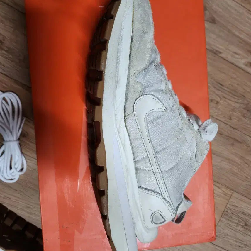 [BUNJANG] Nike x Sacai Vaporwaffle White Sneakers / 나이키 x 사카이 베이퍼와플 화이트 265mm