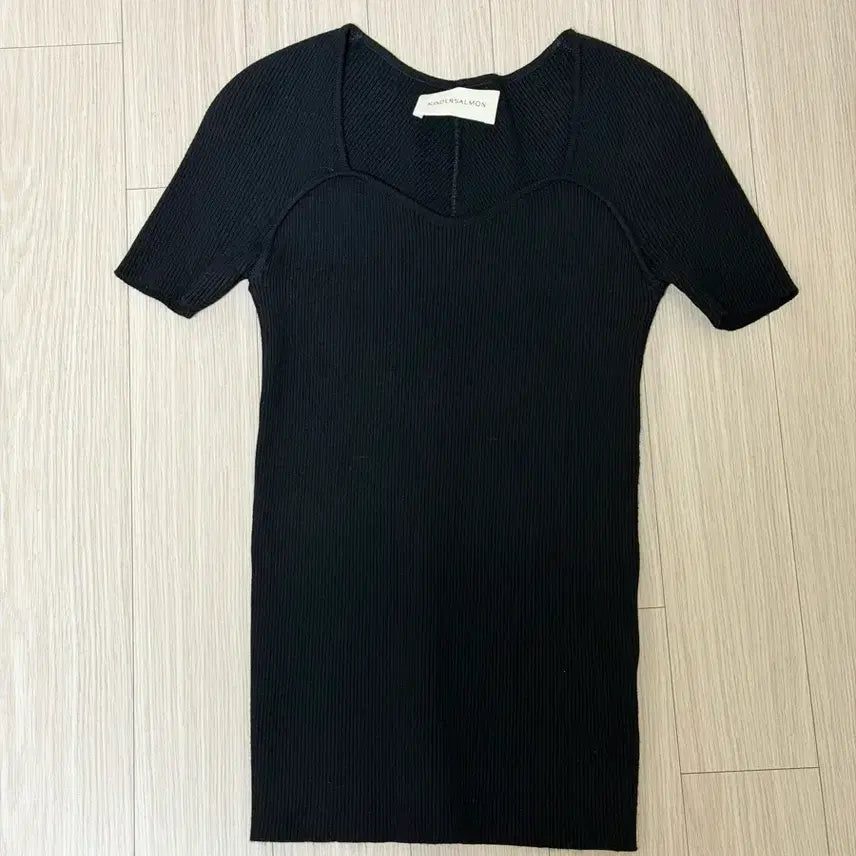 [BUNJANG] Kinder Salmon Heart Neck Half Knit Top Black / 킨더살몬 우먼 하트 넥 하프 니트 탑 블랙