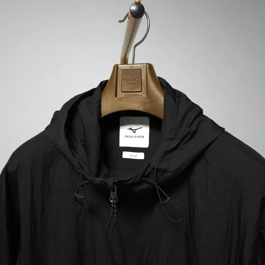 [BUNJANG] Mizuno Insilence Lightweight Black Hooded Windbreaker / 미즈노 인사일런스 라이트웨이트 블랙 후드 바람막이