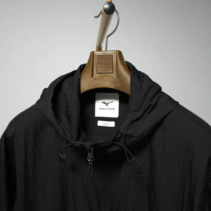 [BUNJANG] Mizuno Insilence Lightweight Black Hooded Windbreaker / 미즈노 인사일런스 라이트웨이트 블랙 후드 바람막이