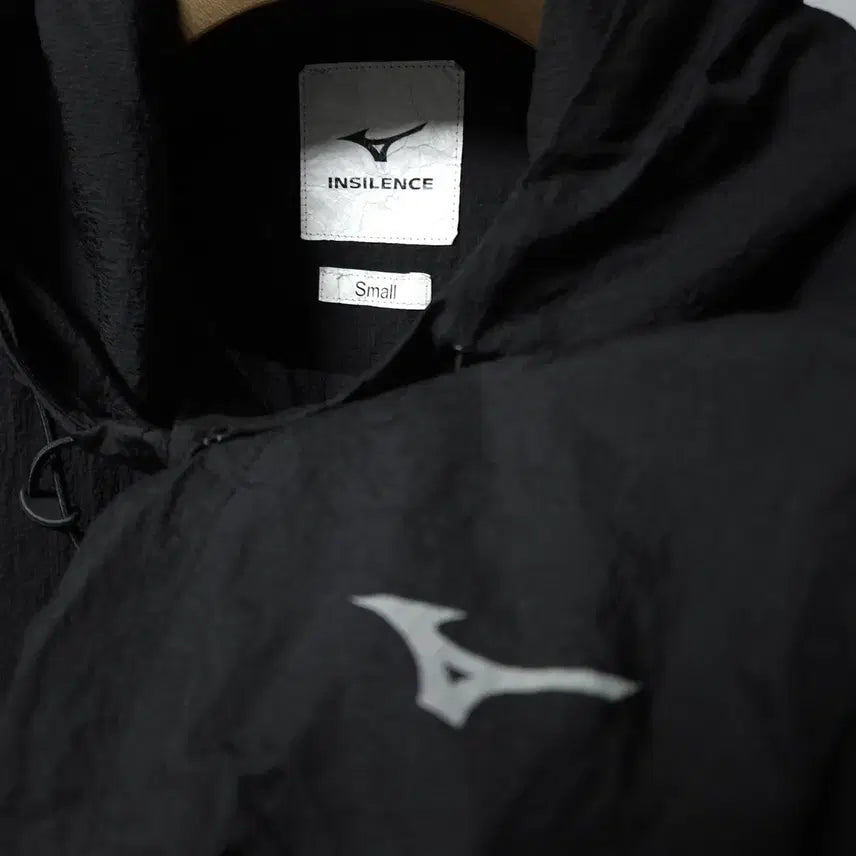 [BUNJANG] Mizuno Insilence Lightweight Black Hooded Windbreaker / 미즈노 인사일런스 라이트웨이트 블랙 후드 바람막이