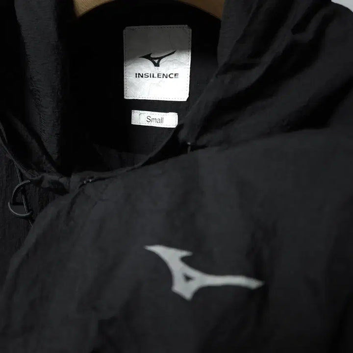 [BUNJANG] Mizuno Insilence Lightweight Black Hooded Windbreaker / 미즈노 인사일런스 라이트웨이트 블랙 후드 바람막이