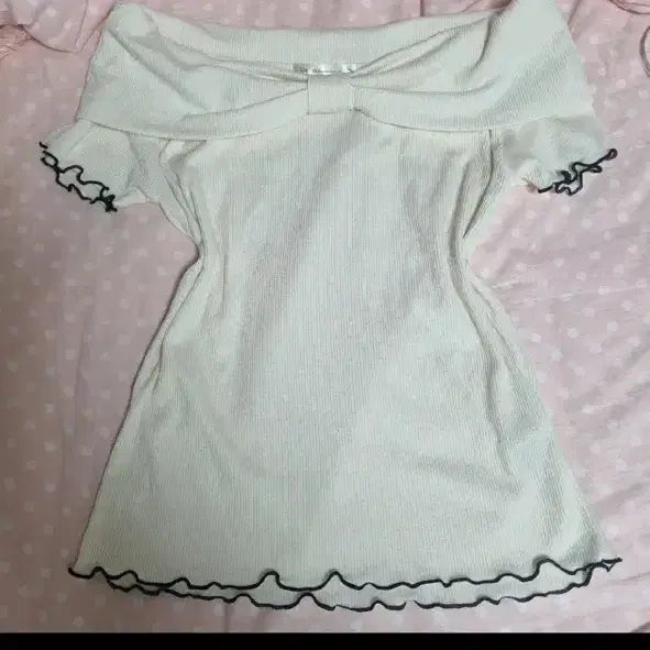 [BUNJANG] Ancreju White Off-Shoulder Short-Sleeve T-Shirt with Ribbon / 앙크르주 화이트 오프숄더 리본 반팔 티셔츠