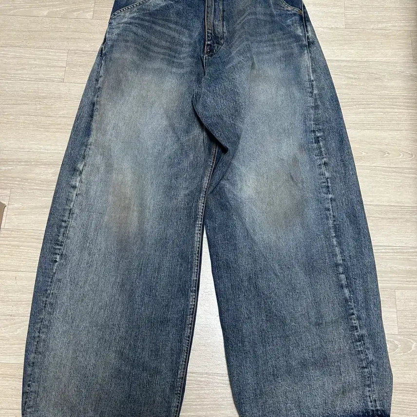 [SOLD OUT] (5, XL) 해칭룸 와이드 커브진 페이디드 블루