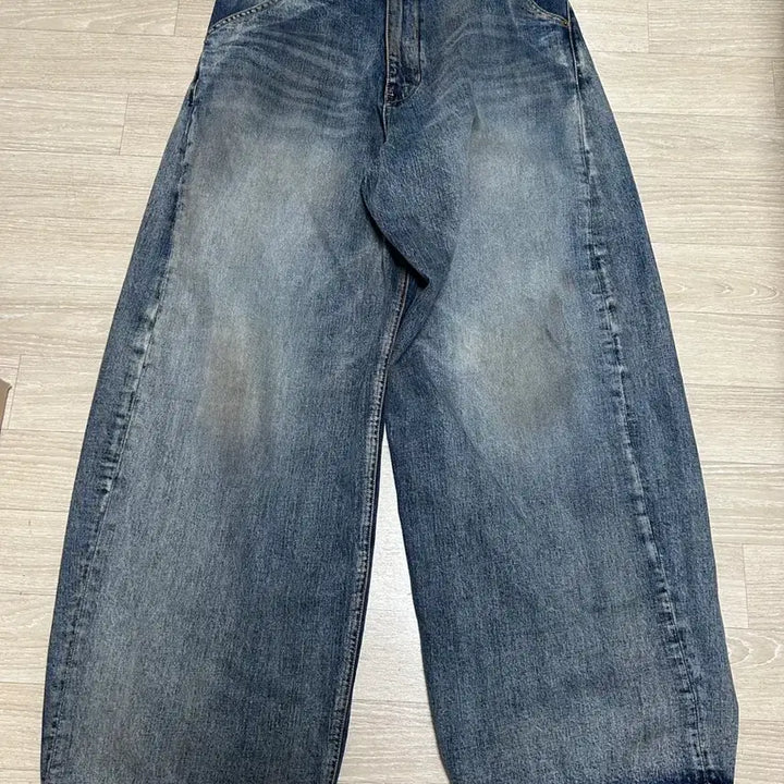 [SOLD OUT] (5, XL) 해칭룸 와이드 커브진 페이디드 블루