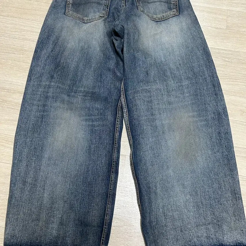 [SOLD OUT] (5, XL) 해칭룸 와이드 커브진 페이디드 블루