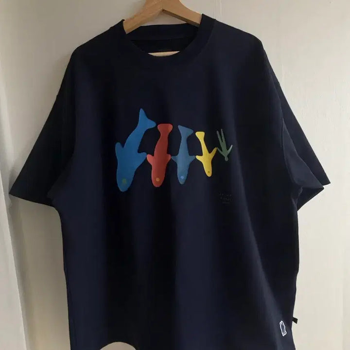 [BUNJANG] DAIWA PIER39 Geoff McFetridge Tech Drawstring T-Shirt Navy XL / 다이와피어39 반팔 티셔츠 네이비 XL
