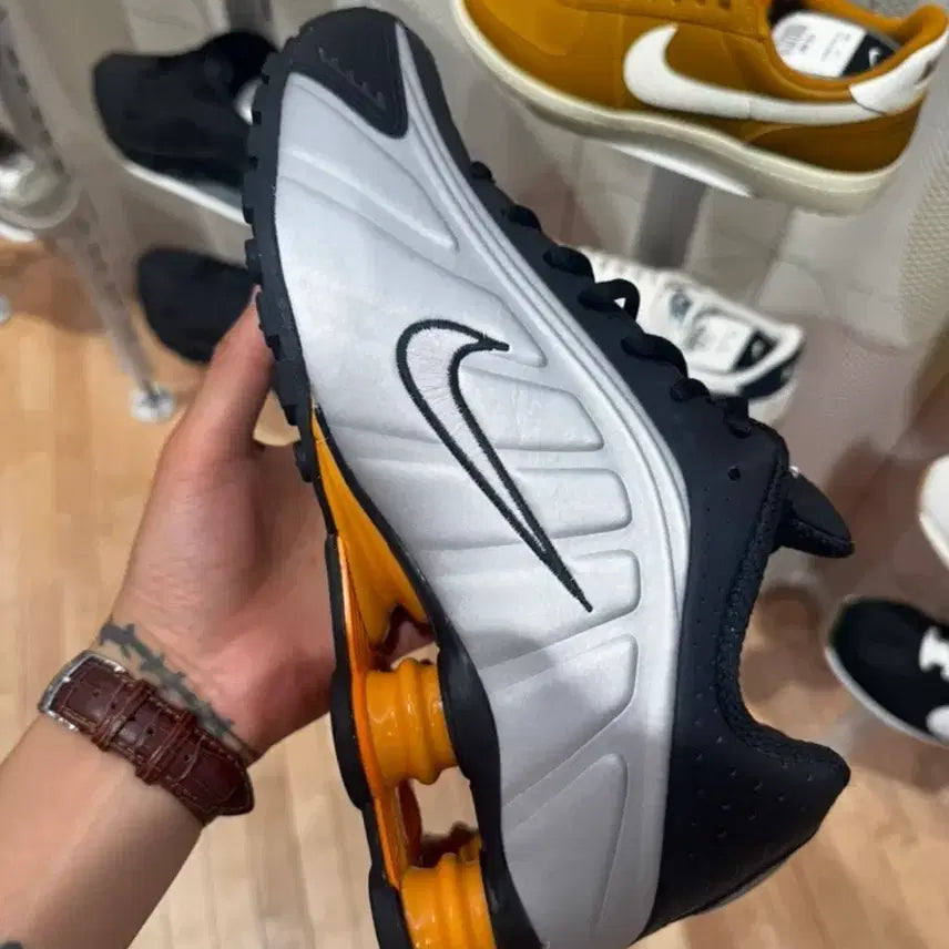 [SOLD OUT] 나이키 쇼크스 흰검 오렌지 운동화240
