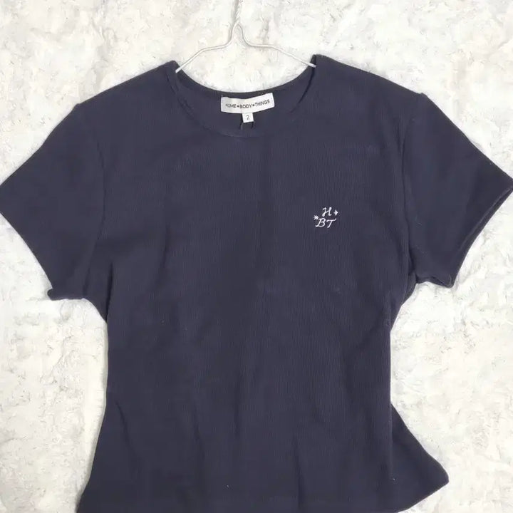 [BUNJANG] Ablie Navy Embroidered Short Sleeve T-Shirt / [새상품] 네이비 자수 반팔 티셔츠 에이블리