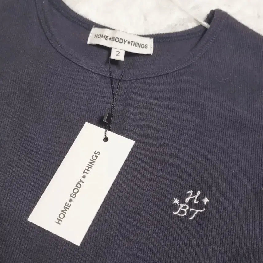 [BUNJANG] Ablie Navy Embroidered Short Sleeve T-Shirt / [새상품] 네이비 자수 반팔 티셔츠 에이블리