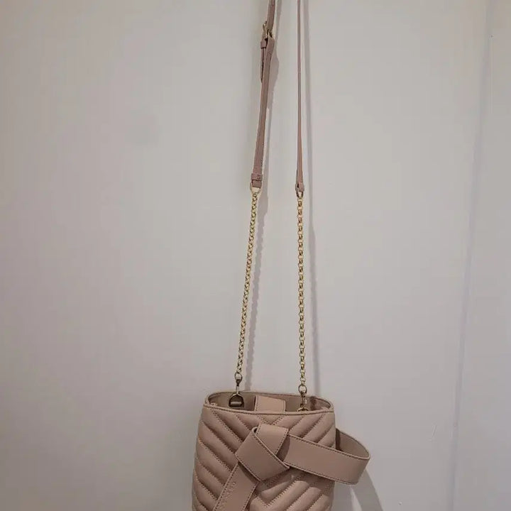 [BUNJANG] OSTKAKA Rika Mini Beige Quilted Bucket Bag / 오스트카카OSTKAKA 퀼팅 버킷백 리카 미니 베이지