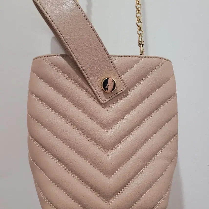 [BUNJANG] OSTKAKA Rika Mini Beige Quilted Bucket Bag / 오스트카카OSTKAKA 퀼팅 버킷백 리카 미니 베이지