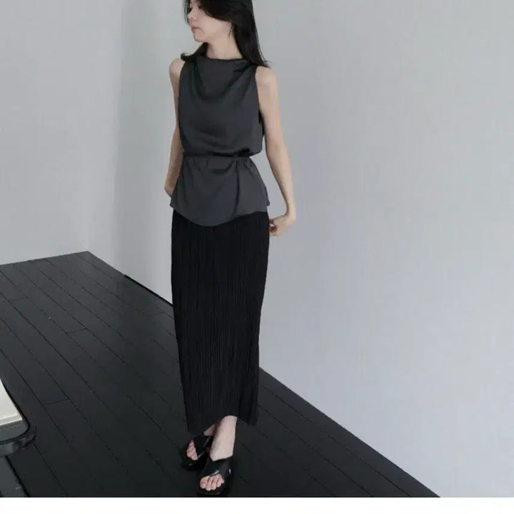 [BUNJANG] Noir te ete Pleated Halter Blouse Charcoal / 누아르테 에떼 플리츠 홀터 블라우스 차콜
