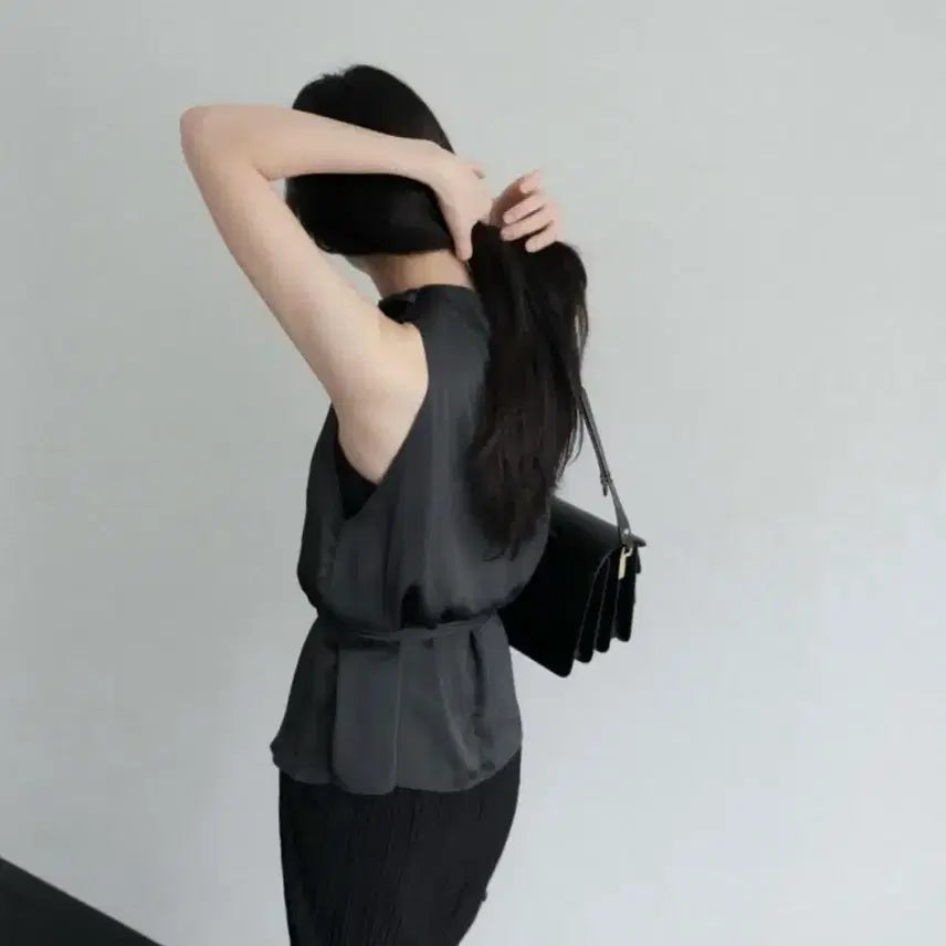 [BUNJANG] Noir te ete Pleated Halter Blouse Charcoal / 누아르테 에떼 플리츠 홀터 블라우스 차콜
