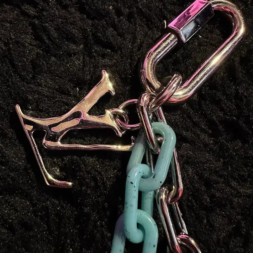 [BUNJANG] Louis Vuitton LV Shape Bag Charm Key Holder / 루이비통 체인 LV 쉐이프 백 참 키 홀더