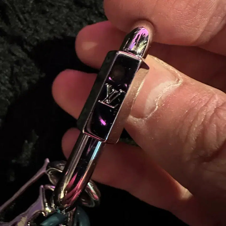 [BUNJANG] Louis Vuitton LV Shape Bag Charm Key Holder / 루이비통 체인 LV 쉐이프 백 참 키 홀더
