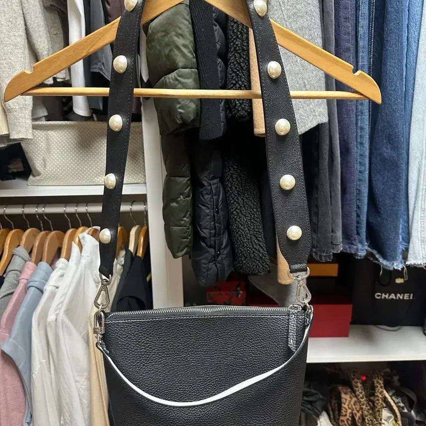 [BUNJANG] Find Kapoor Black Pearl Strap Shoulder Bag / 파인드카푸어 블랙 진주 스트랩 숄더백