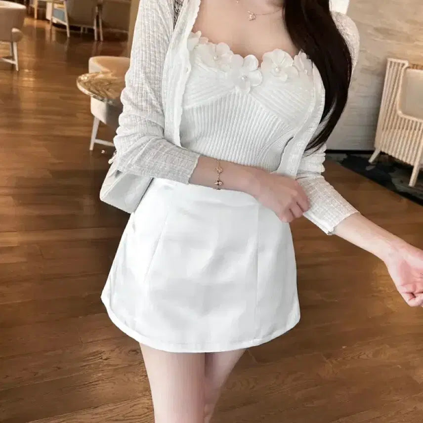 [BUNJANG] Evebin Mob Flower Sleeveless Top / 이브빈 모브 플라워 슬리브리스