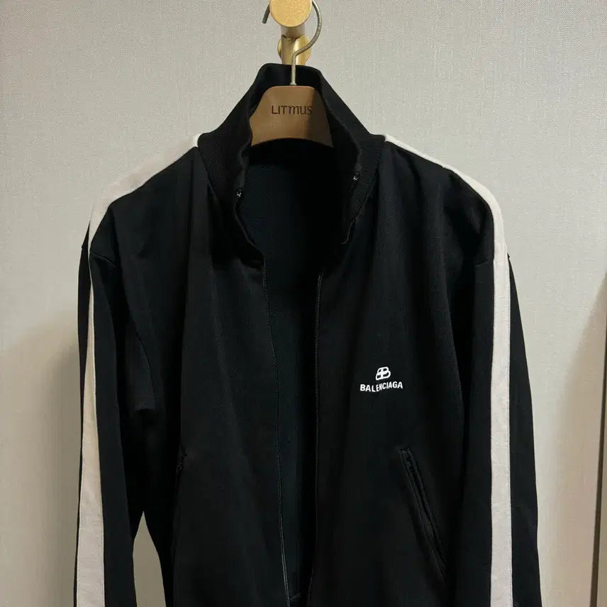 [SOLD OUT] [정품 , 백화점판] 발렌시아가 라인 트랙 집업 자켓 블랙