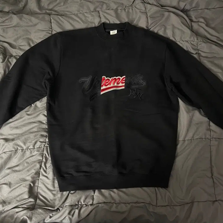 [BUNJANG] Vetements Patchwork Embroidered Mock Neck Sweatshirt / [M] 베트멍 18FW 패치워크 자수 모크넥 맨투맨 (뎀나 아카이브)