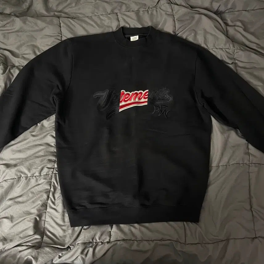 [BUNJANG] Vetements Patchwork Embroidered Mock Neck Sweatshirt / [M] 베트멍 18FW 패치워크 자수 모크넥 맨투맨 (뎀나 아카이브)