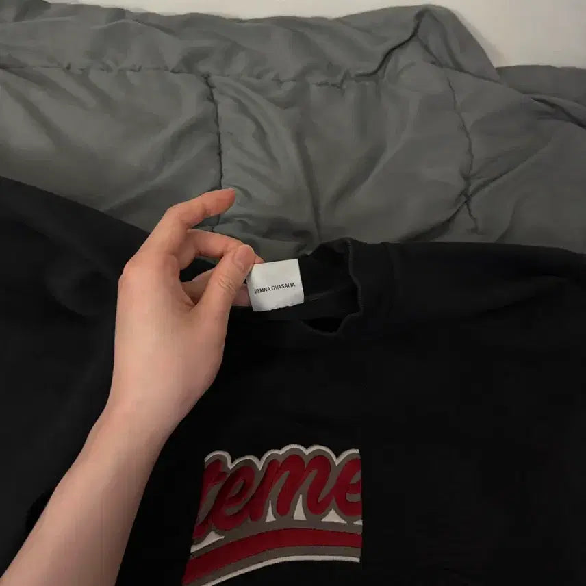 [BUNJANG] Vetements Patchwork Embroidered Mock Neck Sweatshirt / [M] 베트멍 18FW 패치워크 자수 모크넥 맨투맨 (뎀나 아카이브)
