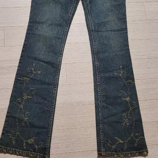 [BUNJANG] Jumi Look Floral Embroidered Flare Denim Pants / 새상품))주미 룩  플라워 자수 나팔 데님 팬츠