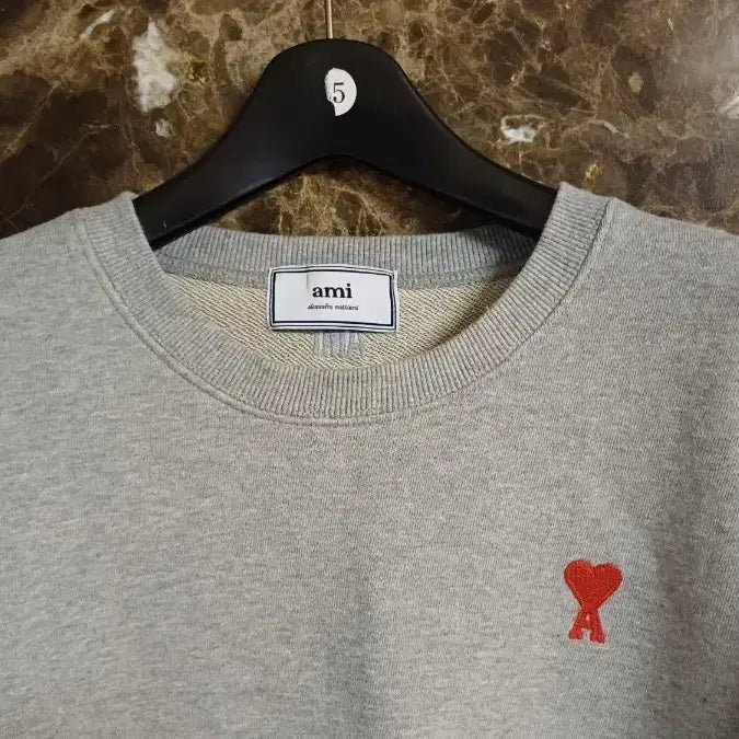 [SOLD OUT] 아미  하트 자수 맨투맨 회색