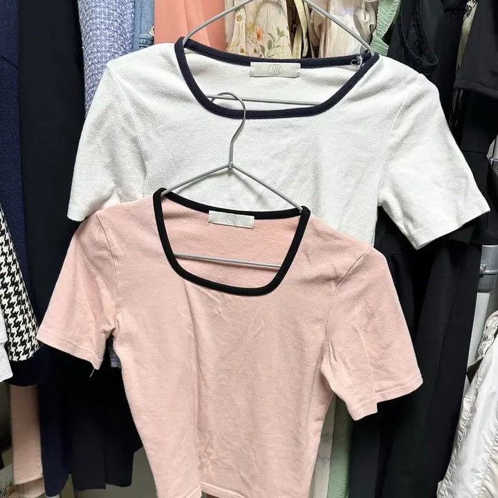 [SOLD OUT] 아뜨랑스 자체제작 고퀄 배색 스퀘어넥 라벨 포인트 티셔츠 일괄