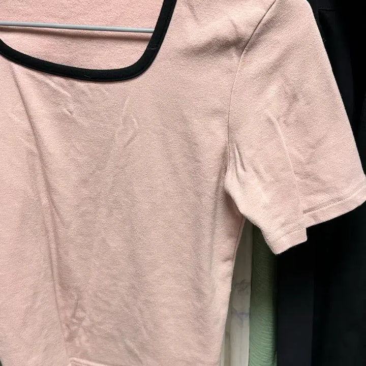 [SOLD OUT] 아뜨랑스 자체제작 고퀄 배색 스퀘어넥 라벨 포인트 티셔츠 일괄